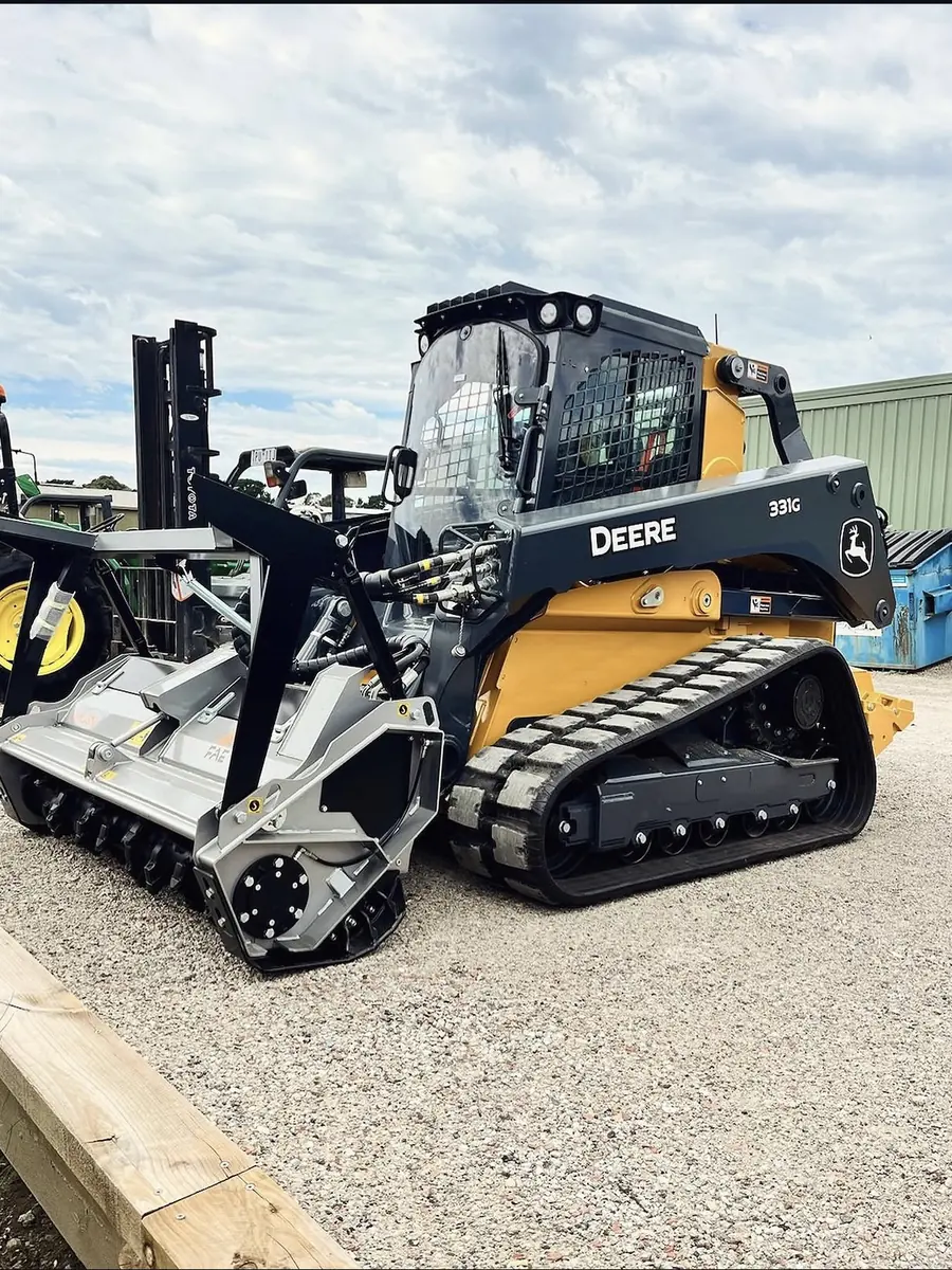 Tracked skid steer fitted with an FAE forestry mulcher head